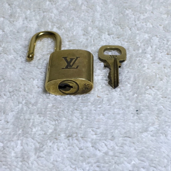 Louis Vuitton Brass '312' Padlock in Goldtone with Goldtone Key - Picture 5 of 6